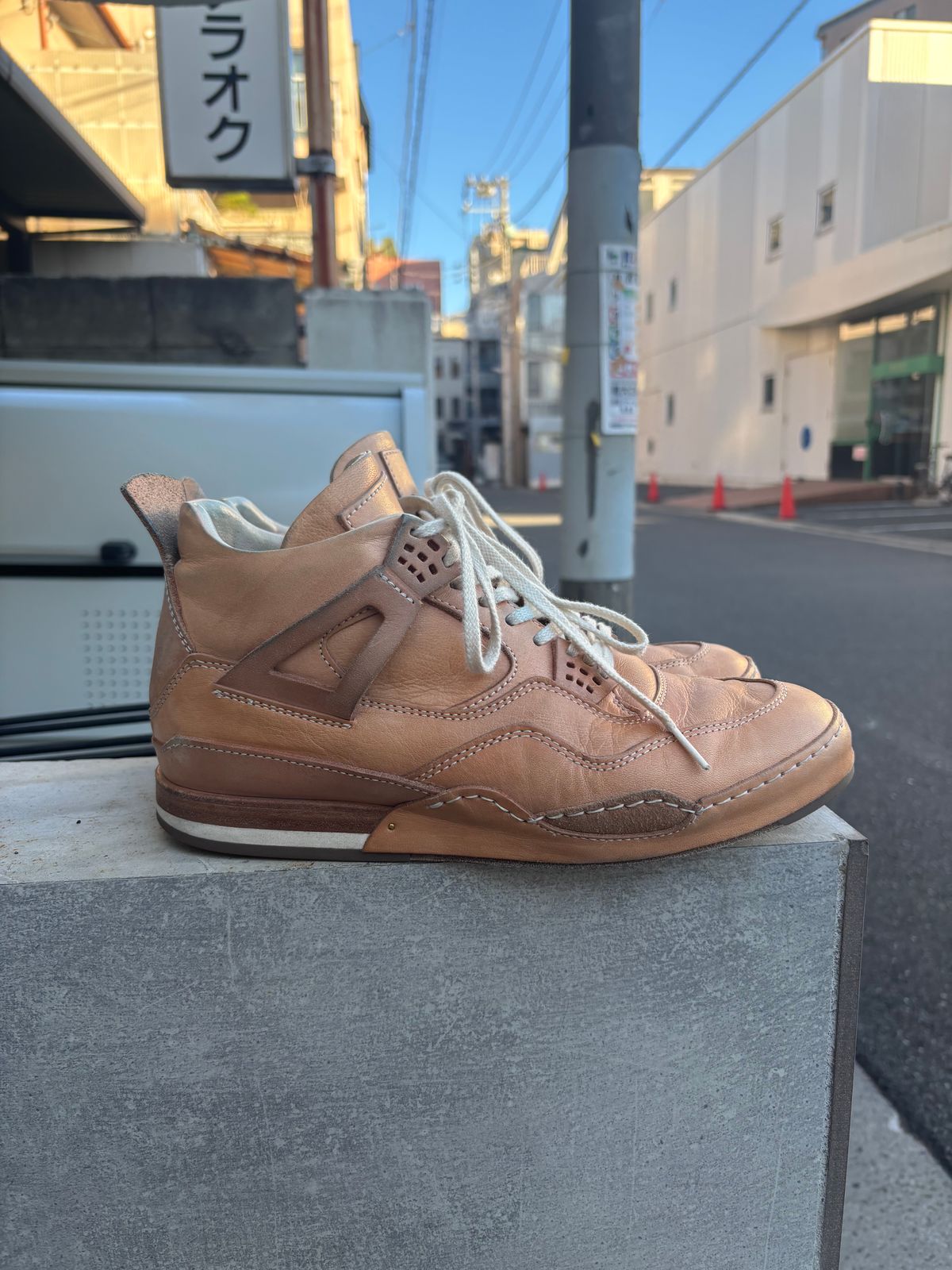 Photo by KentuckyDenimHead on December 4, 2025 of the Hender Scheme Manual Industrial Products 10 in Natural Veg-Tanned Cowhide.