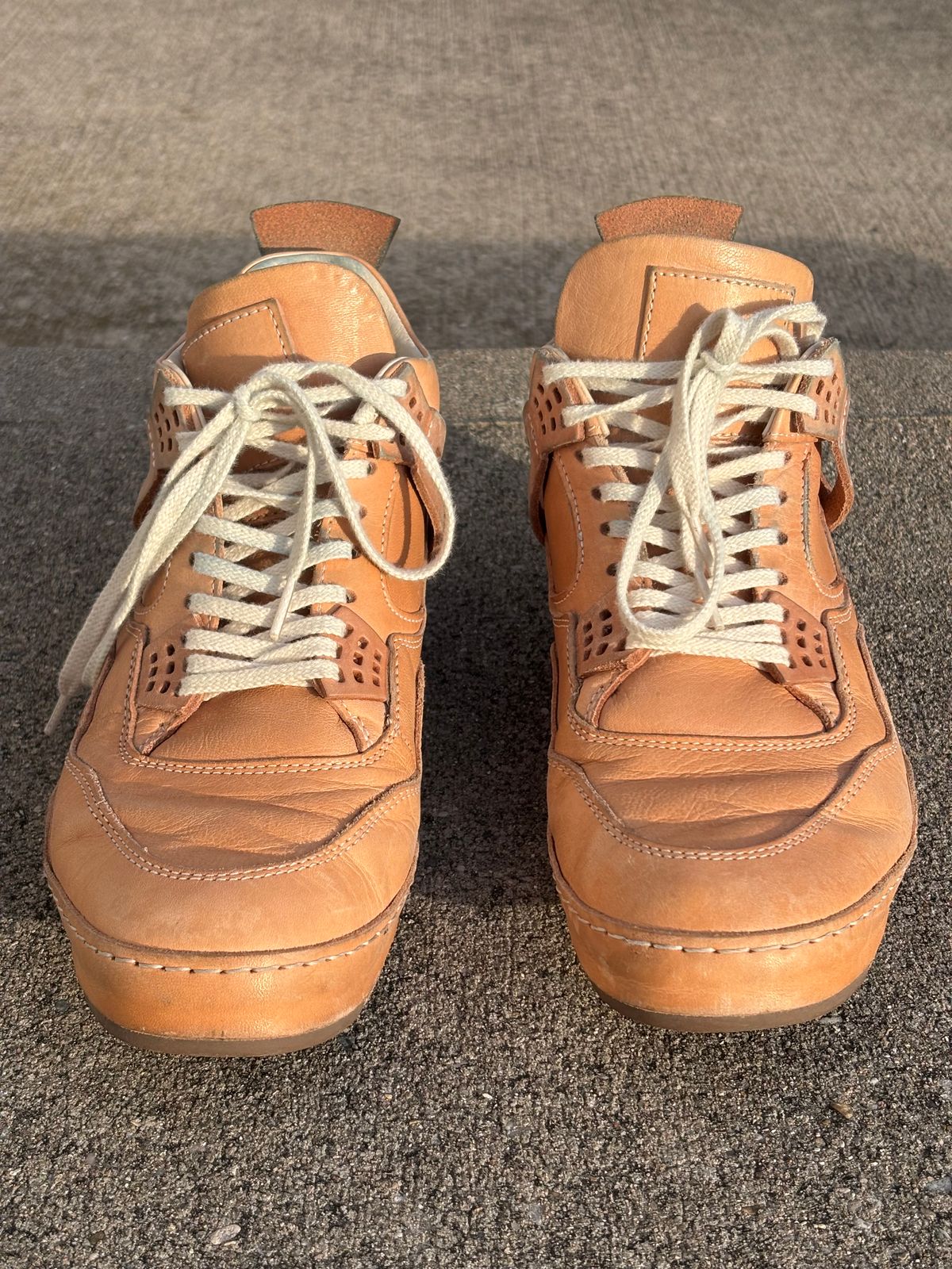 Photo by KentuckyDenimHead on January 5, 2026 of the Hender Scheme Manual Industrial Products 10 in Natural Veg-Tanned Cowhide.