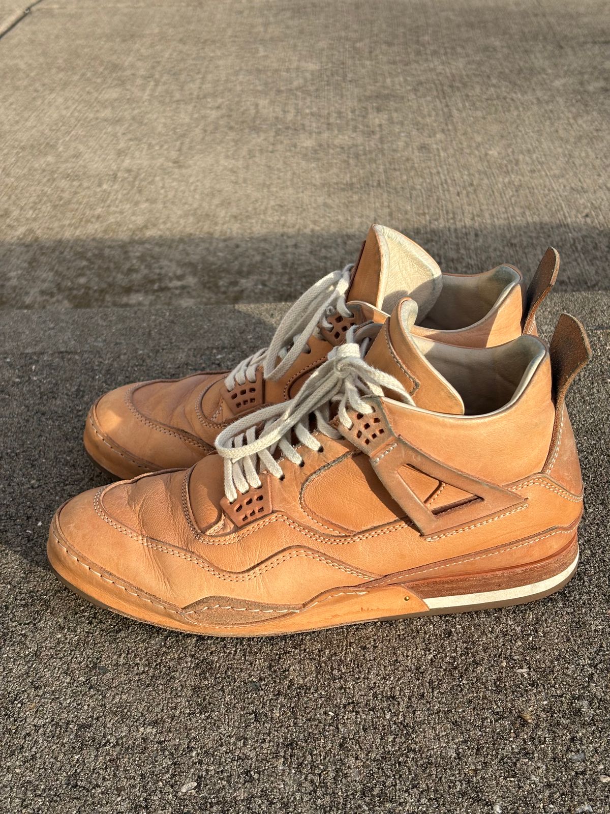 Photo by KentuckyDenimHead on January 5, 2026 of the Hender Scheme Manual Industrial Products 10 in Natural Veg-Tanned Cowhide.