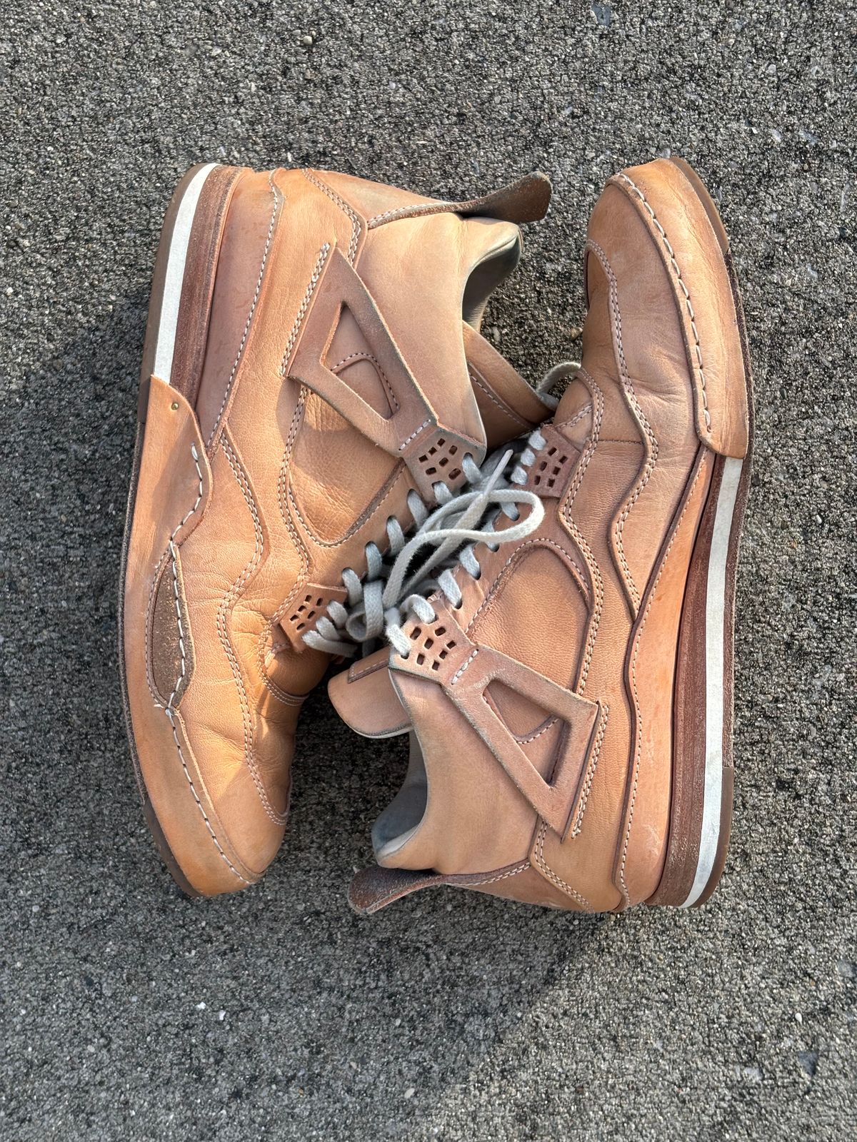 Photo by KentuckyDenimHead on January 5, 2026 of the Hender Scheme Manual Industrial Products 10 in Natural Veg-Tanned Cowhide.