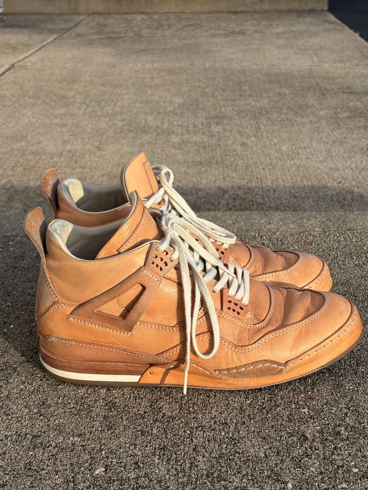Photo by KentuckyDenimHead on January 5, 2026 of the Hender Scheme Manual Industrial Products 10 in Natural Veg-Tanned Cowhide.