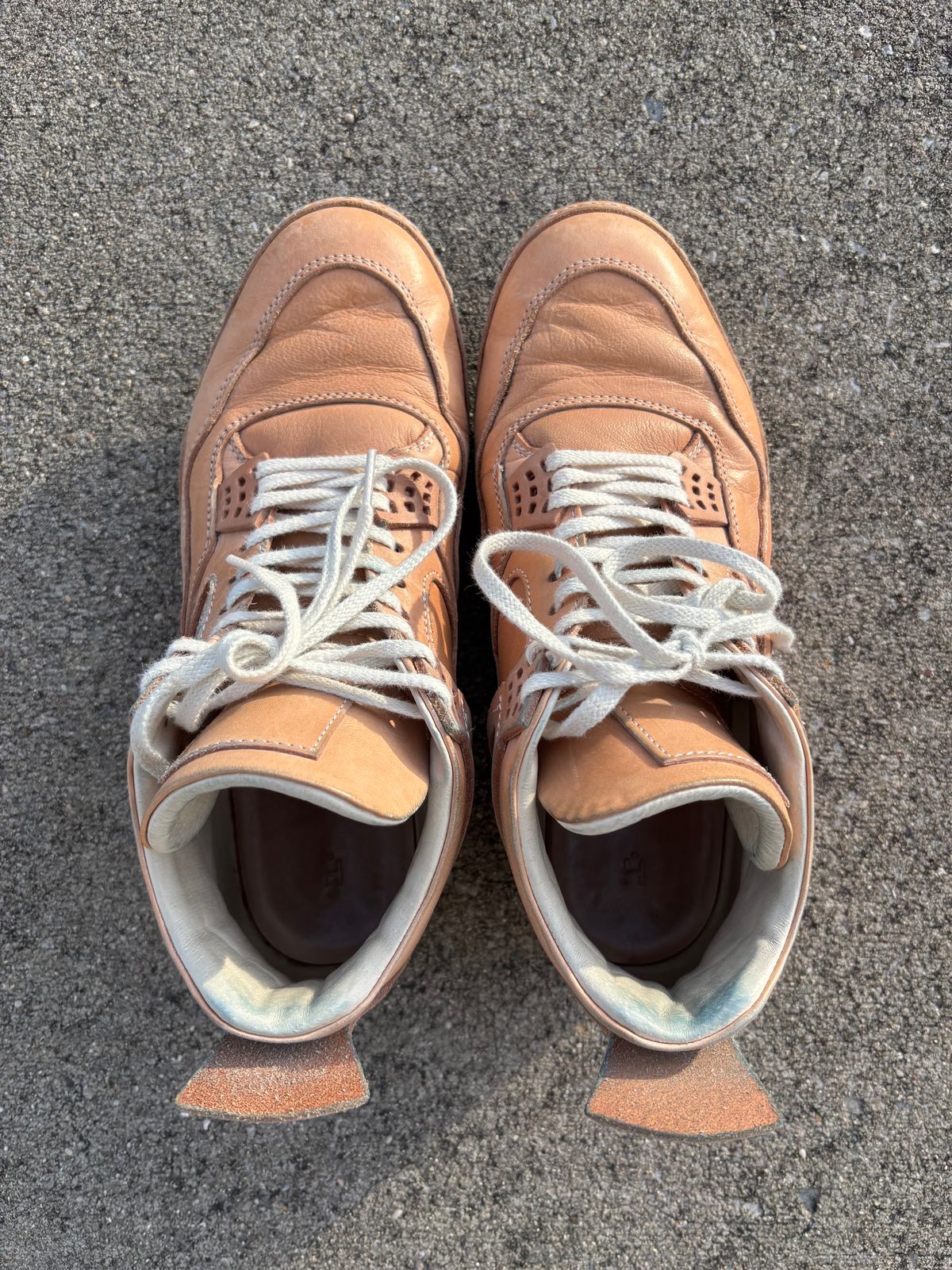 Photo by KentuckyDenimHead on January 5, 2026 of the Hender Scheme Manual Industrial Products 10 in Natural Veg-Tanned Cowhide.