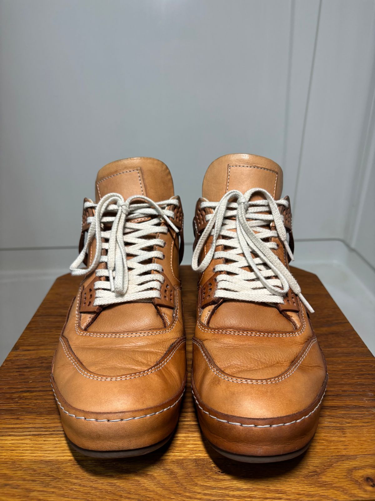 Photo by KentuckyDenimHead on February 5, 2026 of the Hender Scheme Manual Industrial Products 10 in Natural Veg-Tanned Cowhide.