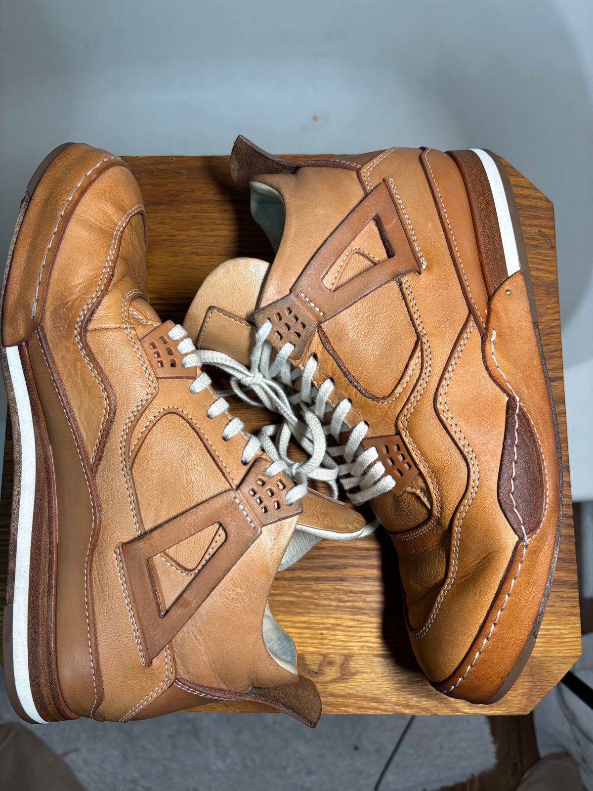 Photo by KentuckyDenimHead on February 5, 2026 of the Hender Scheme Manual Industrial Products 10 in Natural Veg-Tanned Cowhide.