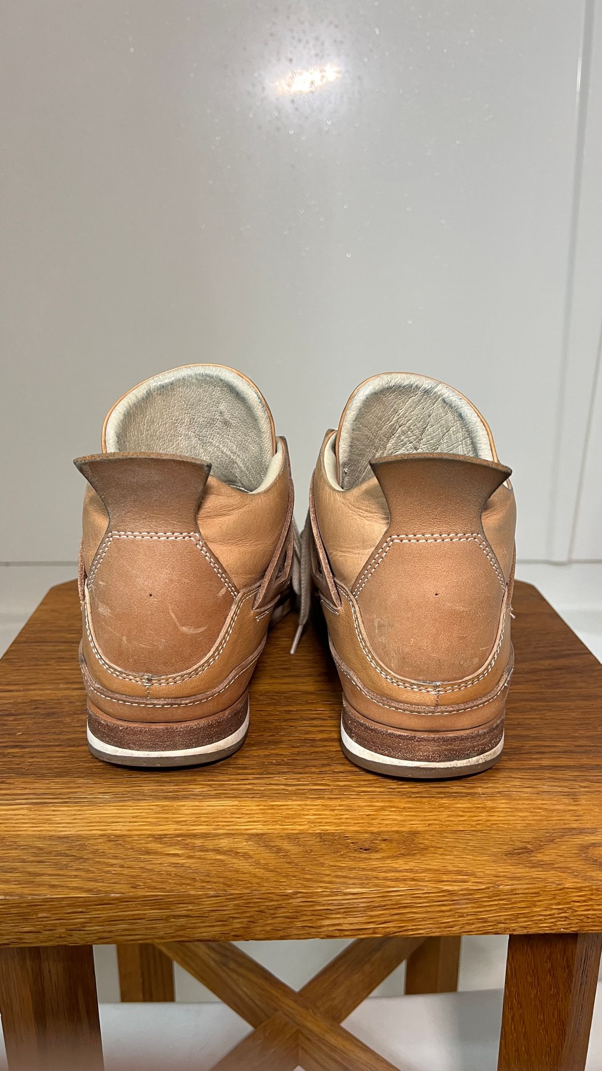 Photo by KentuckyDenimHead on March 7, 2026 of the Hender Scheme Manual Industrial Products 10 in Natural Veg-Tanned Cowhide.