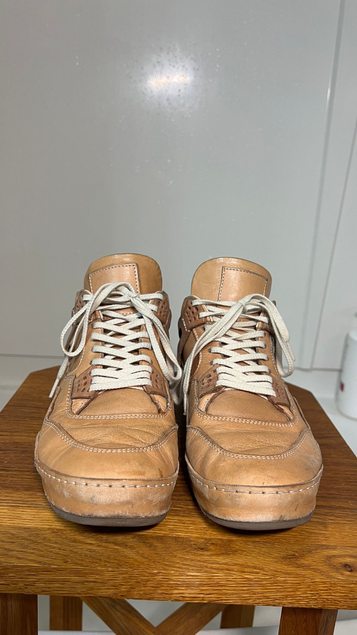 Photo by KentuckyDenimHead on March 7, 2026 of the Hender Scheme Manual Industrial Products 10 in Natural Veg-Tanned Cowhide.