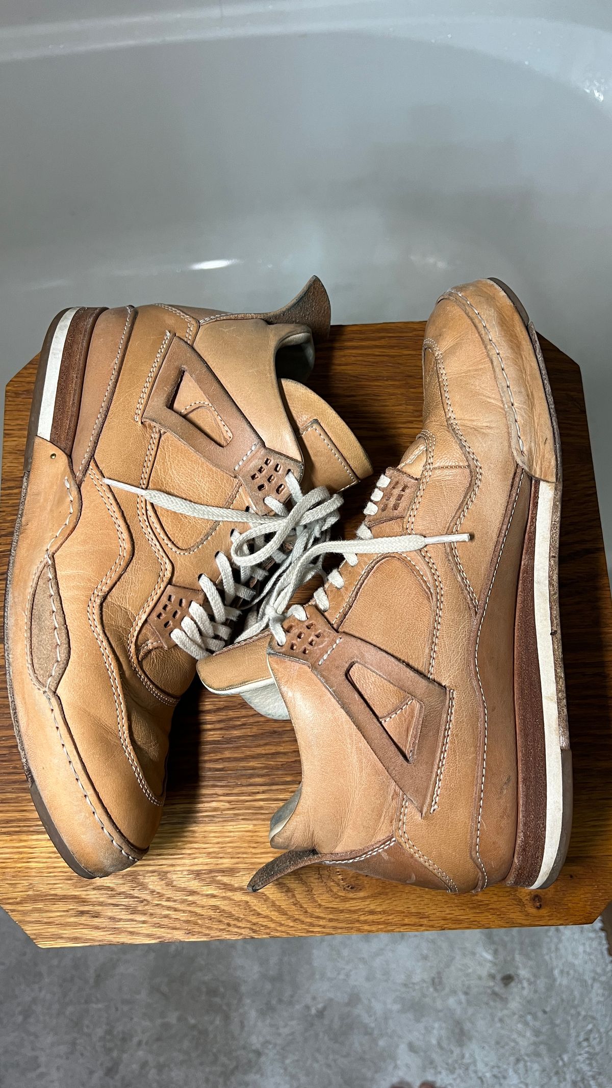 Photo by KentuckyDenimHead on March 7, 2026 of the Hender Scheme Manual Industrial Products 10 in Natural Veg-Tanned Cowhide.
