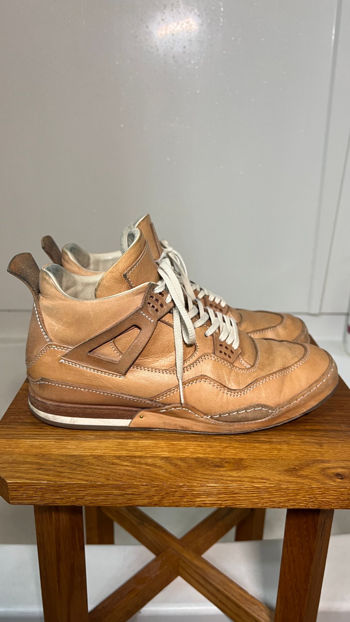 Photo by KentuckyDenimHead on March 7, 2026 of the Hender Scheme Manual Industrial Products 10 in Natural Veg-Tanned Cowhide.