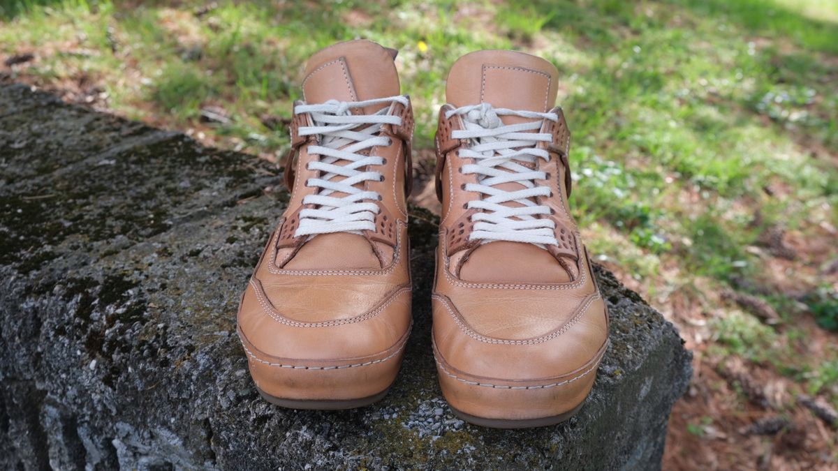 Photo by KentuckyDenimHead on April 5, 2026 of the Hender Scheme Manual Industrial Products 10 in Natural Veg-Tanned Cowhide.