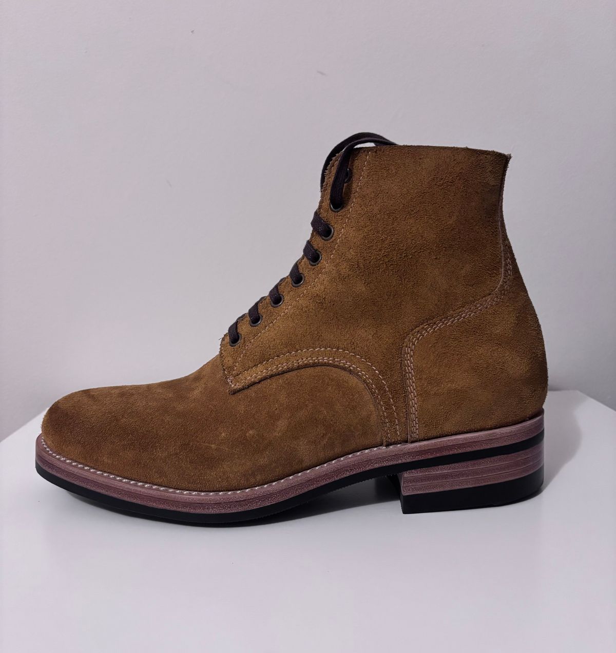Photo by RawCordedSoul on October 18, 2024 of the Kiattoko Boondocker in Horween Wheat Chamois Reverse.