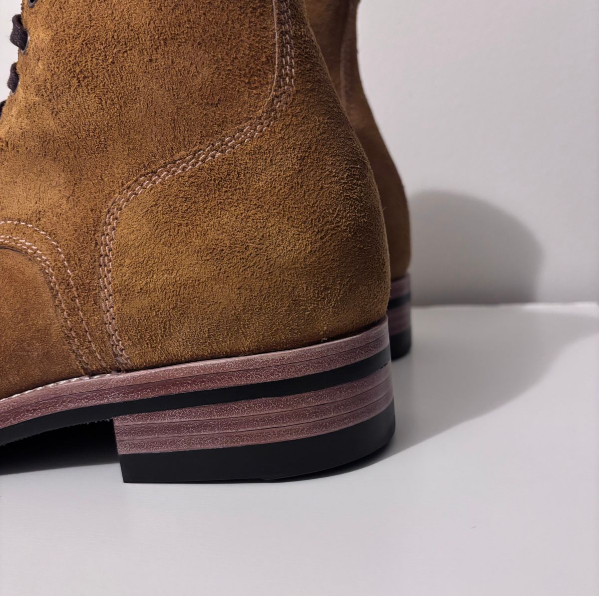 Photo by RawCordedSoul on October 18, 2024 of the Kiattoko Boondocker in Horween Wheat Chamois Reverse.