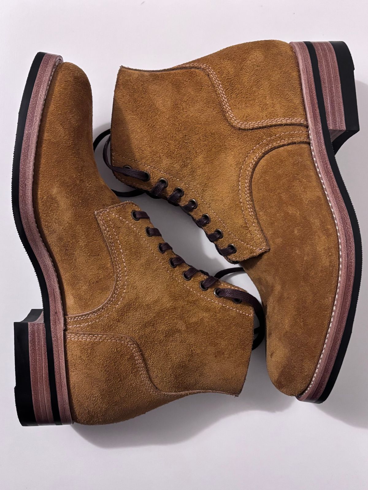 Photo by RawCordedSoul on October 18, 2024 of the Kiattoko Boondocker in Horween Wheat Chamois Reverse.