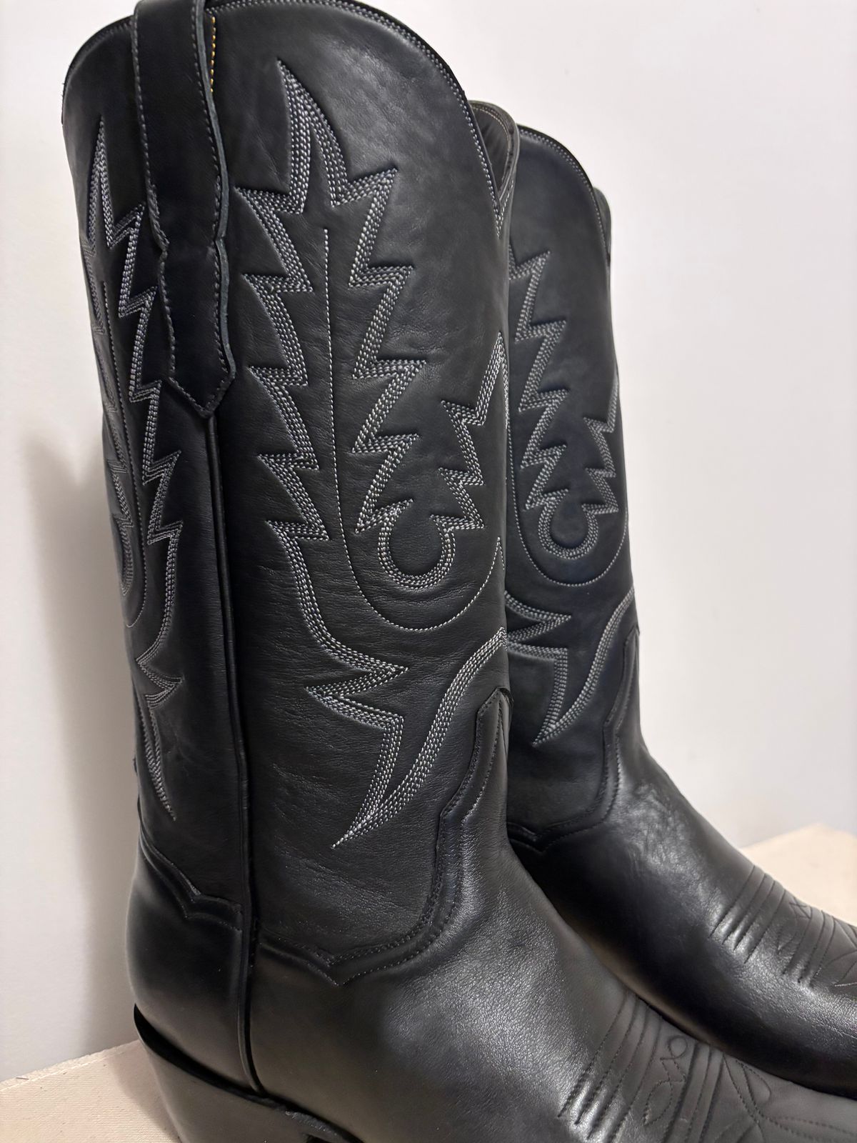 Photo by Asian on February 15, 2026 of the BNV: Botas Nuevas Vizcaya Cowboy Boot in European Calf, Black.