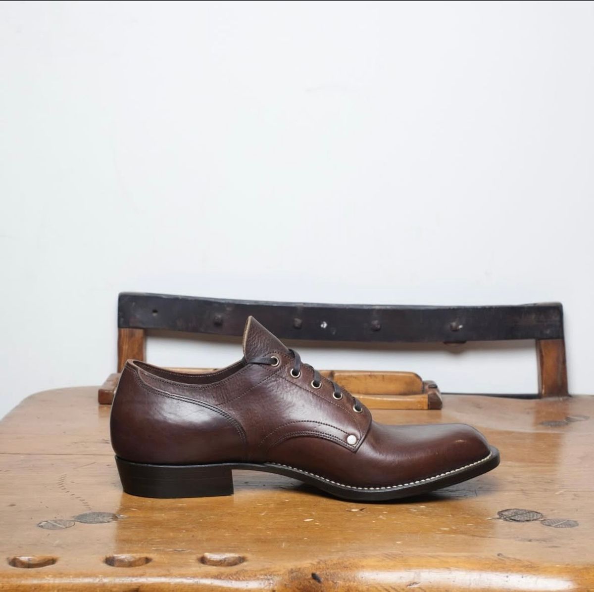 Photo by Asian on February 2, 2026 of the NF Bootmaker Milton Shoe in La Perla Azzurra Dark Brown Missouri.