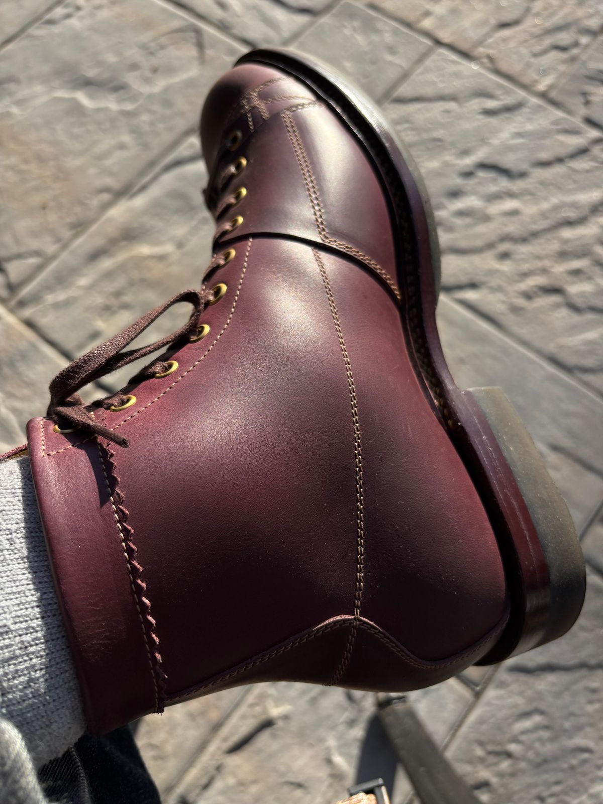 Photo by RawCordedSoul on September 20, 2025 of the Sagara Cordmaster in Burgundy Arboxwax.