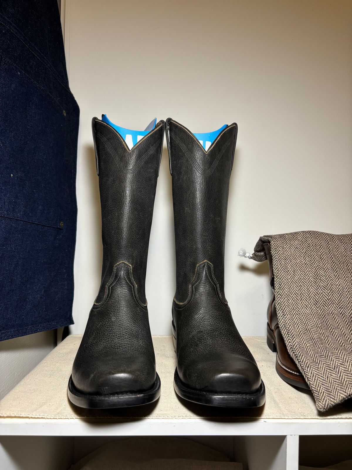 Photo by Asian on December 2, 2025 of the Alvies Shoal Creek in Shaken Not Stirred Weathered Black.