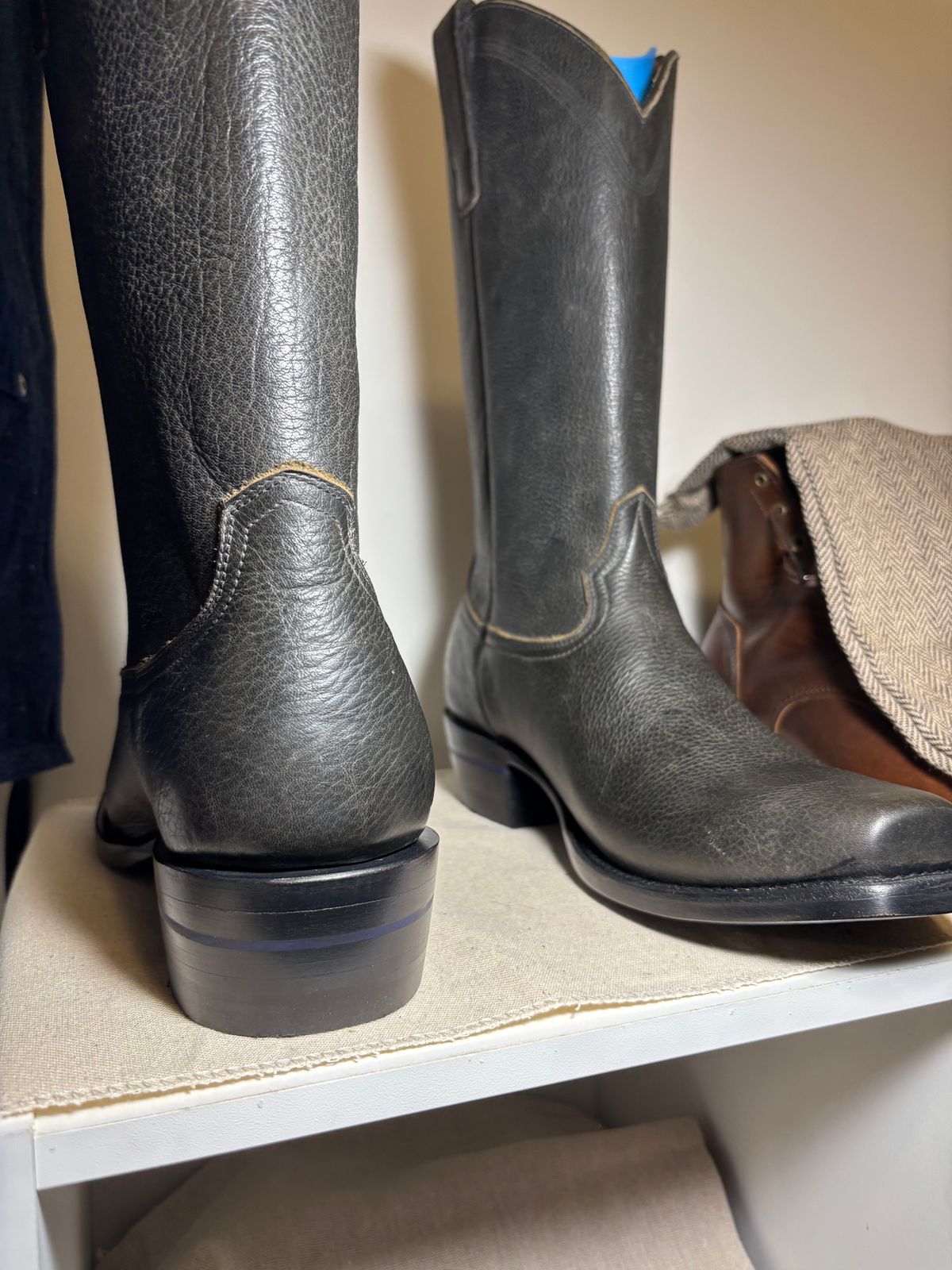 Photo by Asian on December 2, 2025 of the Alvies Shoal Creek in Shaken Not Stirred Weathered Black.