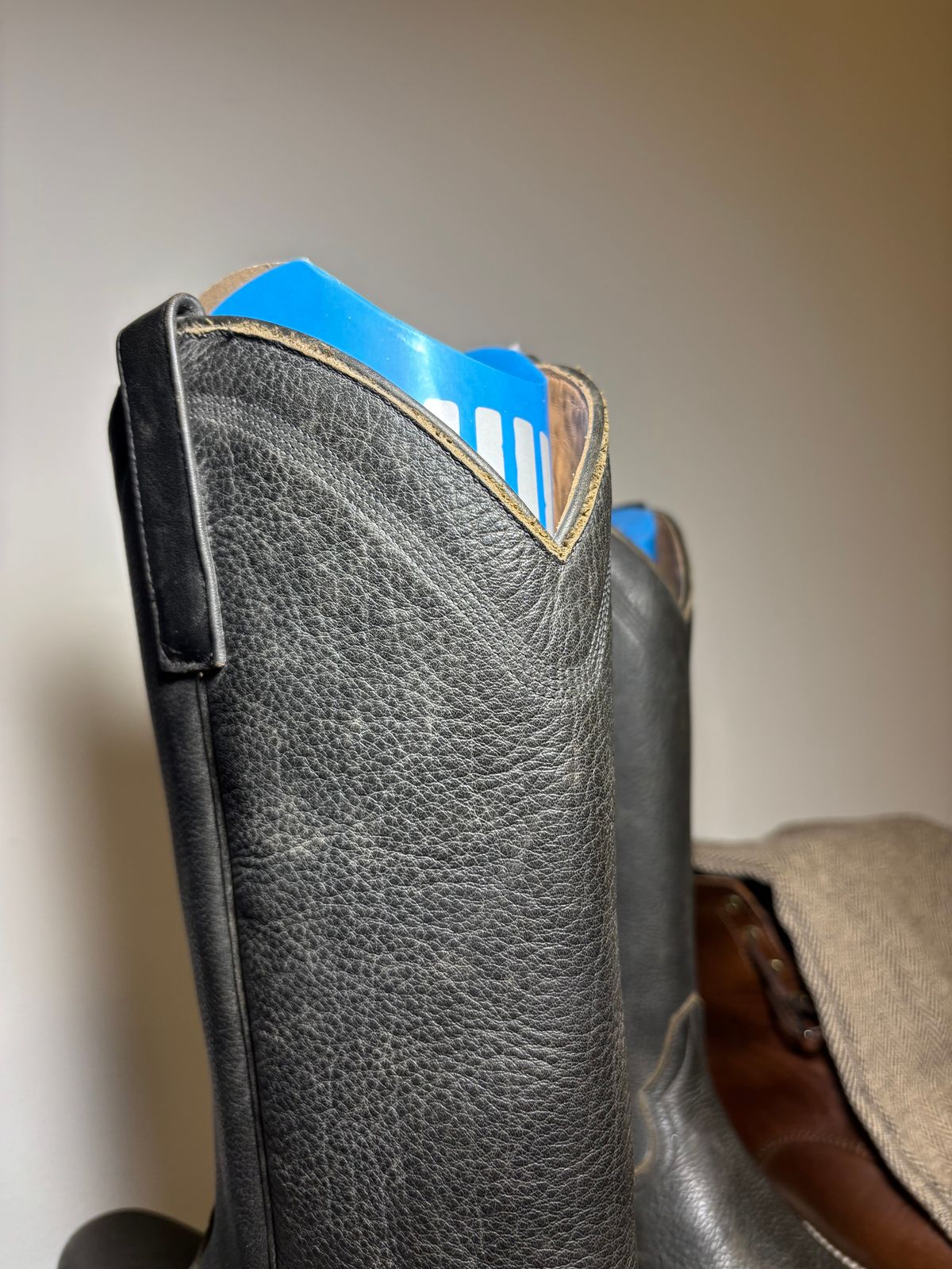 Photo by Asian on December 2, 2025 of the Alvies Shoal Creek in Shaken Not Stirred Weathered Black.