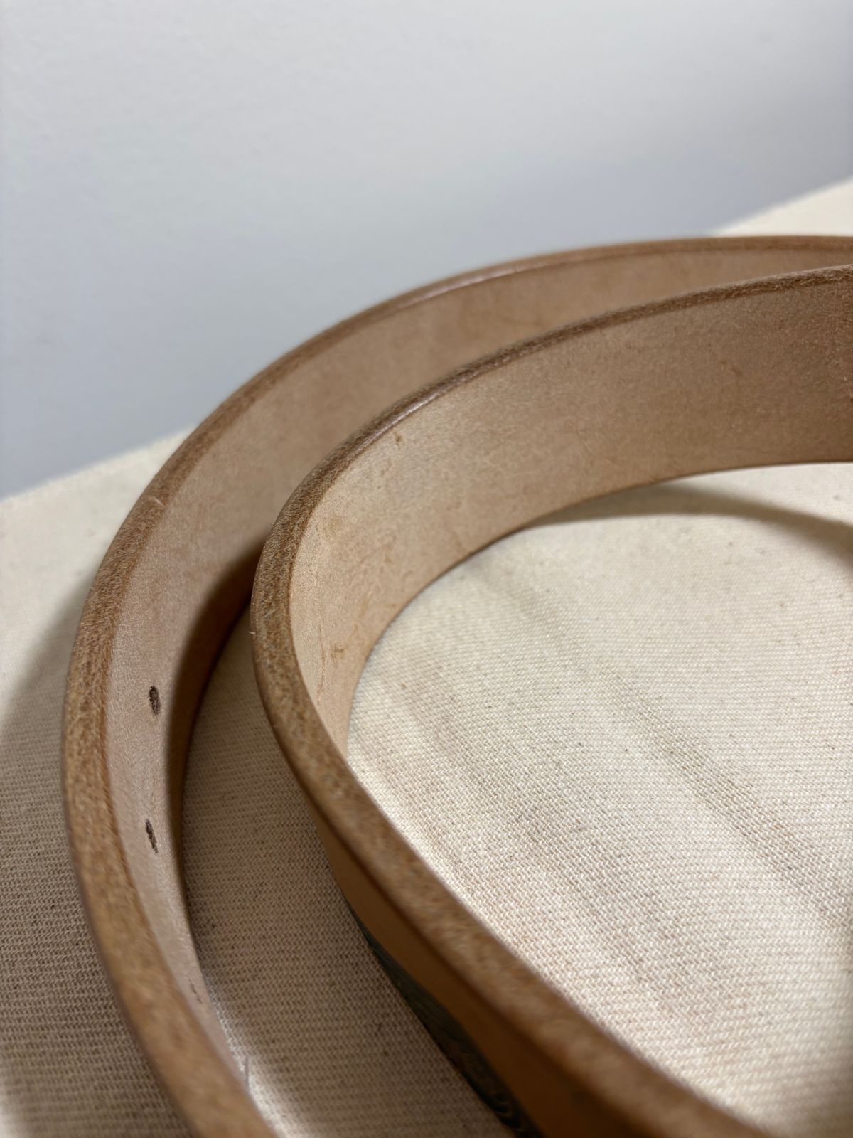 Photo by Asian on October 1, 2025 of the Harker Leatherworks Sardine Belt in J&FJ Baker Oak Bark Bridle.