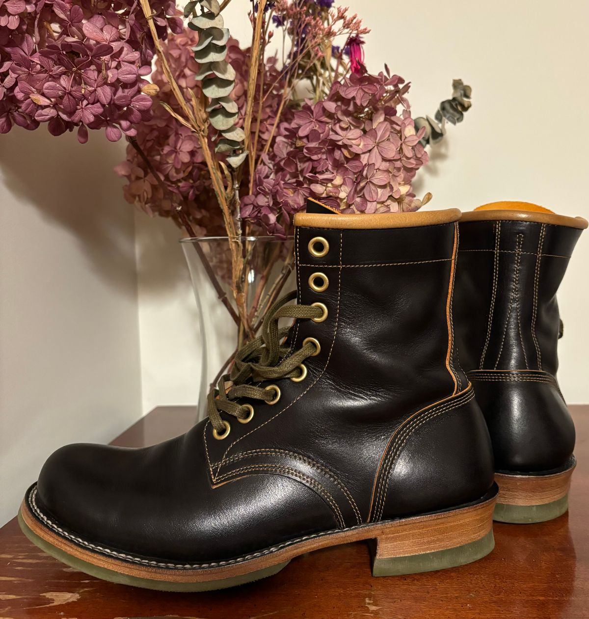 Photo by Asian on September 4, 2024 of the Sobreiro Boots Chaparro in Fonta Vehla Scott Amber Overdyed Black.