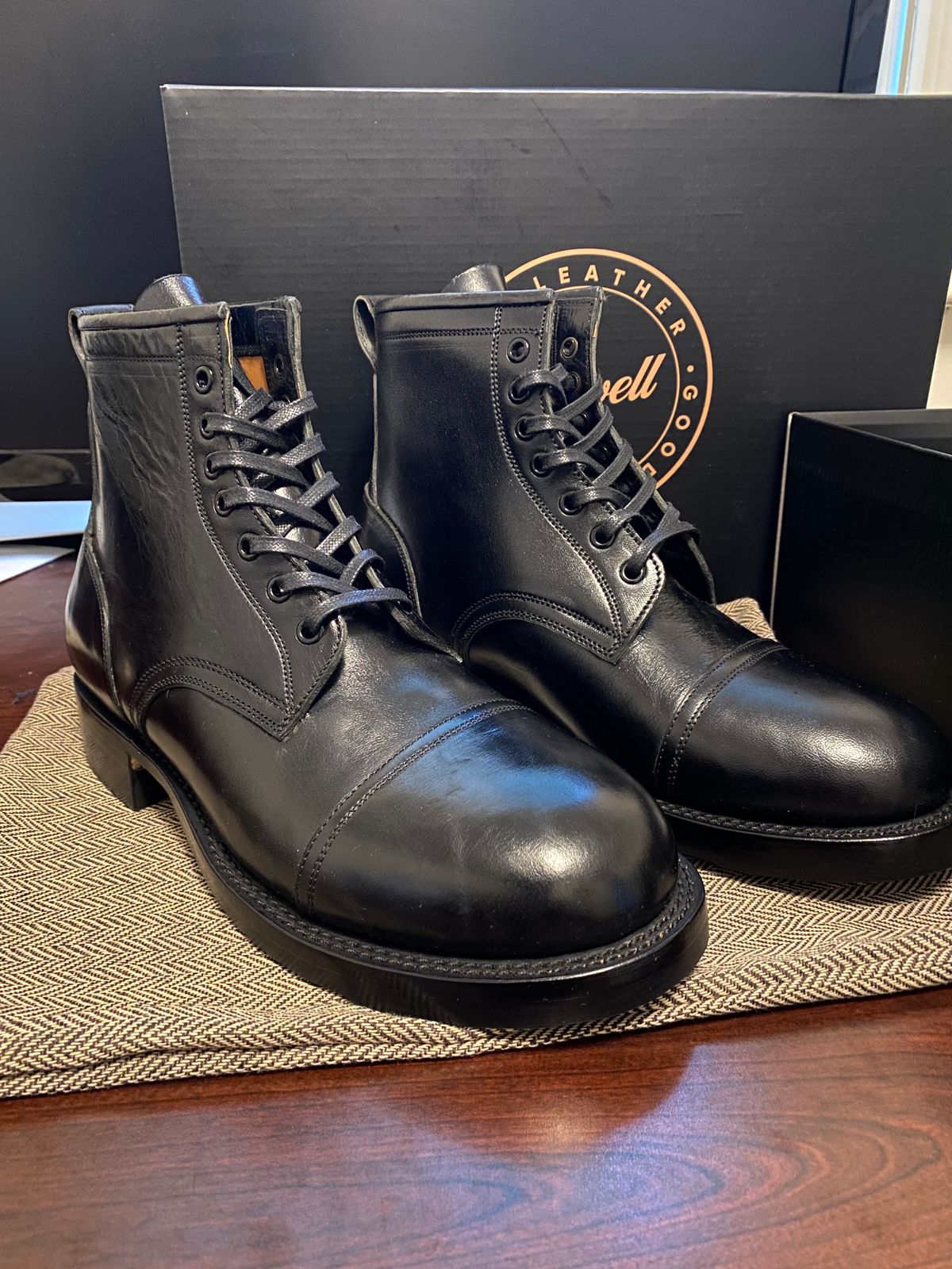 Photo by RawCordedSoul on October 1, 2023 of the Caswell Boot Company Garrett in Maryam Black TPR Horsebutt.