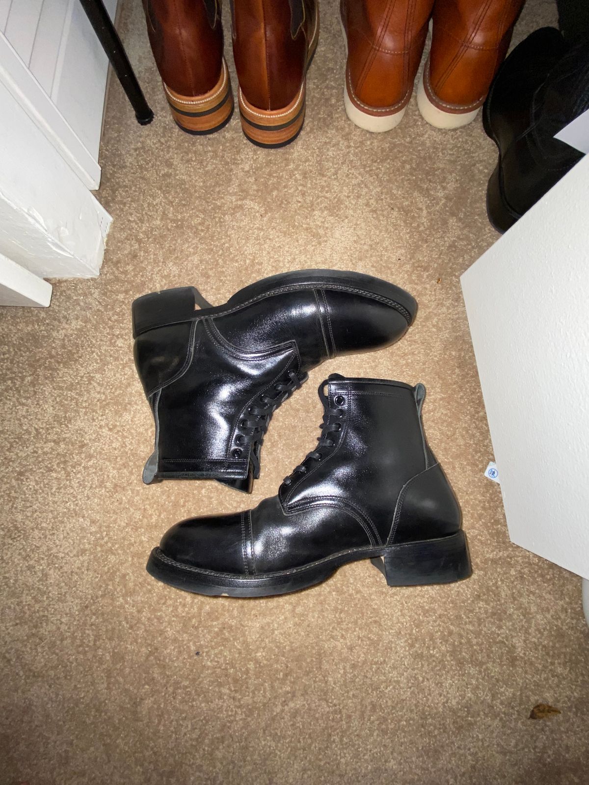 Photo by RawCordedSoul on November 1, 2023 of the Caswell Boot Company Garrett in Maryam Black TPR Horsebutt.