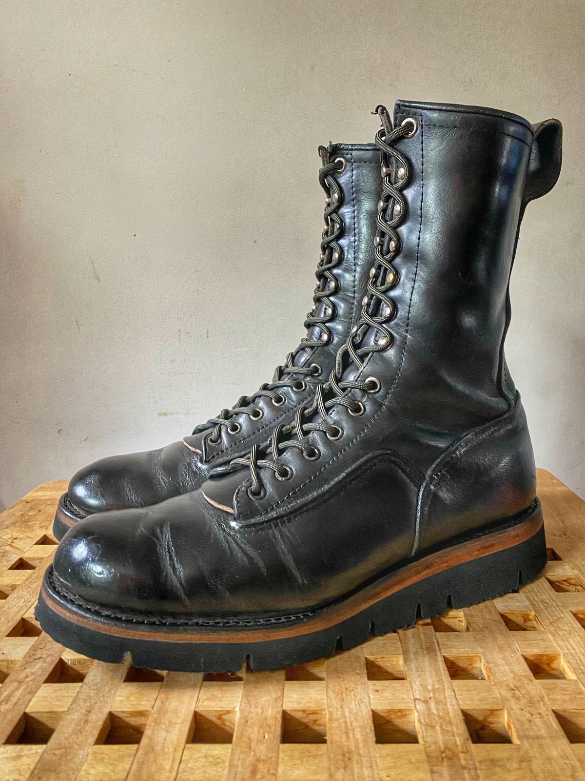 Photo by Vinnie’sBigAdventure on October 6, 2021 of the Red Wing 919 in S.B. Foot Black Chrome.