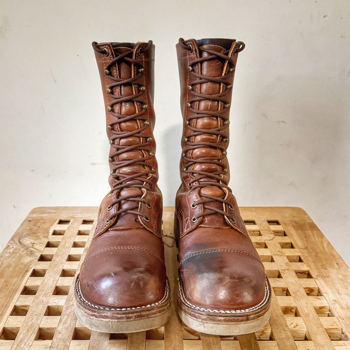 Photo by Vinnie’sBigAdventure on October 2, 2025 of the Nicks Traveler in Horween Orange Predator.