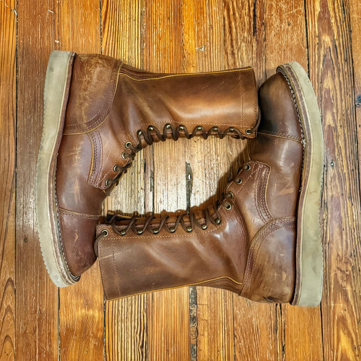 Photo by Vinnie’sBigAdventure on December 4, 2025 of the Nicks Traveler in Horween Orange Predator.