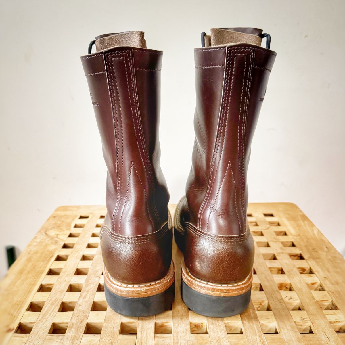 Photo by Vinnie’sBigAdventure on November 4, 2024 of the White's Smokejumper in Horween Cinnamon Waxed Flesh & Horween Brown Chromexcel.