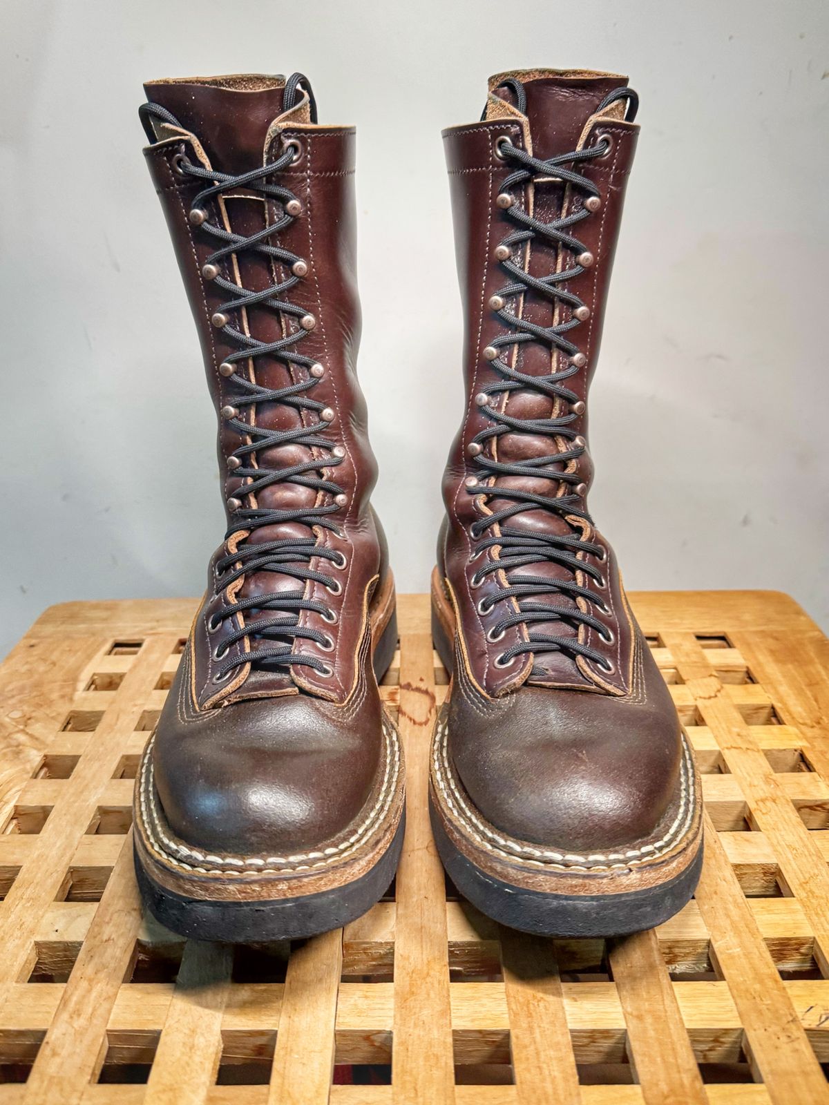 Photo by Vinnie’sBigAdventure on January 5, 2025 of the White's Smokejumper in Horween Cinnamon Waxed Flesh & Horween Brown Chromexcel.