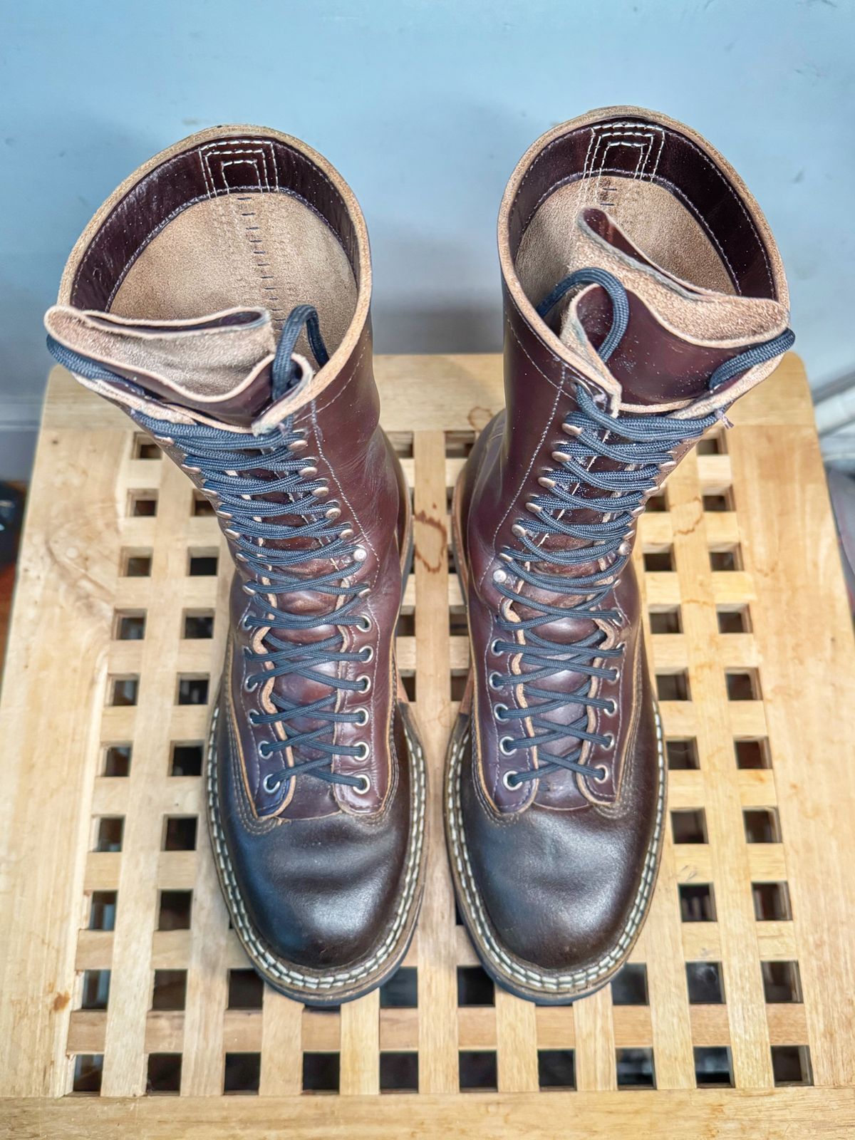 Photo by Vinnie’sBigAdventure on January 5, 2025 of the White's Smokejumper in Horween Cinnamon Waxed Flesh & Horween Brown Chromexcel.