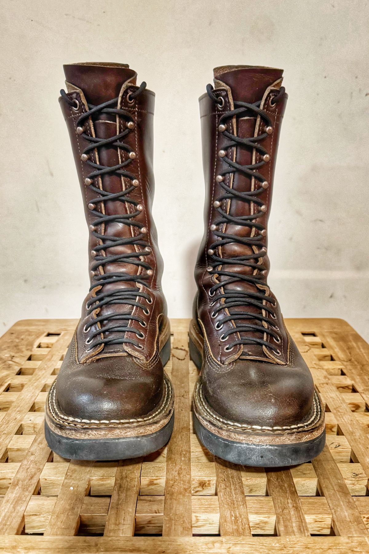Photo by Vinnie’sBigAdventure on March 5, 2025 of the White's Smokejumper in Horween Cinnamon Waxed Flesh & Horween Brown Chromexcel.