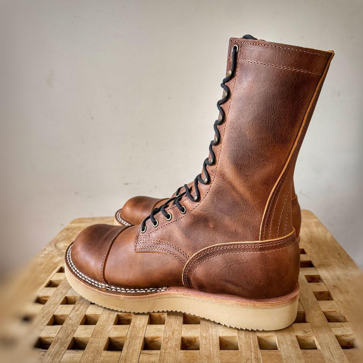 Photo by Vinnie’sBigAdventure on October 1, 2024 of the Nicks DeltaArch in Horween Orange Predator.
