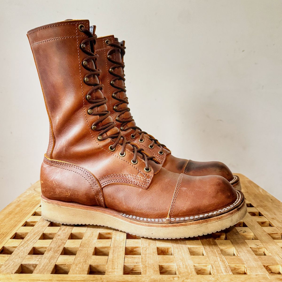 Photo by Vinnie’sBigAdventure on November 4, 2024 of the Nicks DeltaArch in Horween Orange Predator.