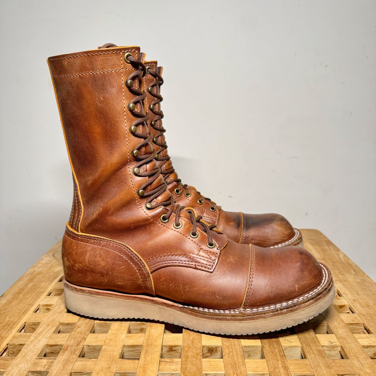 Photo by Vinnie’sBigAdventure on December 4, 2024 of the Nicks DeltaArch in Horween Orange Predator.