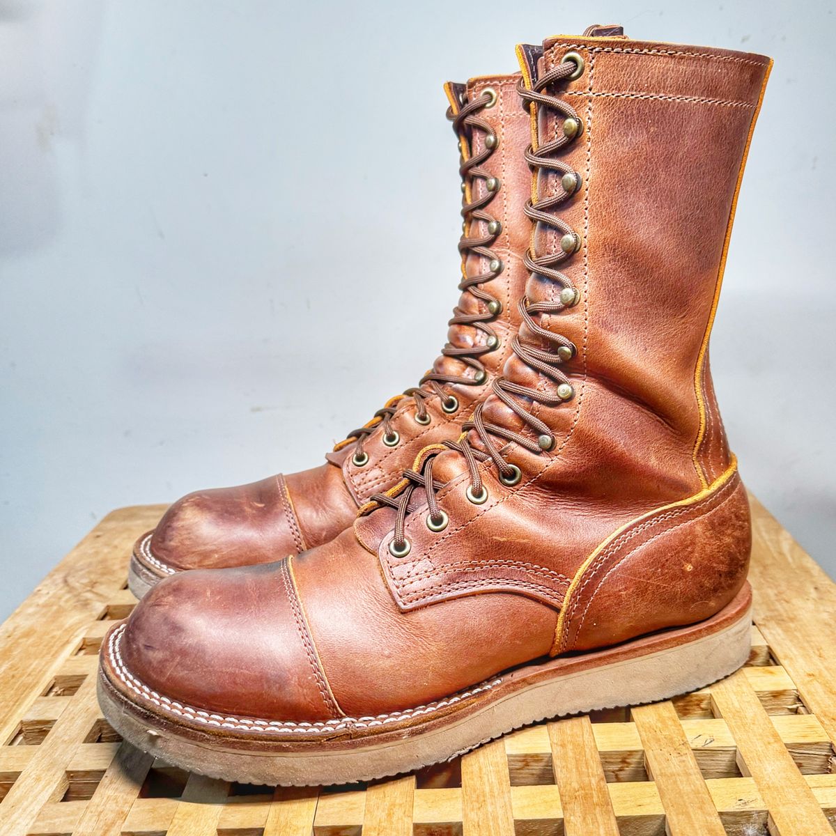 Photo by Vinnie’sBigAdventure on January 5, 2025 of the Nicks DeltaArch in Horween Orange Predator.
