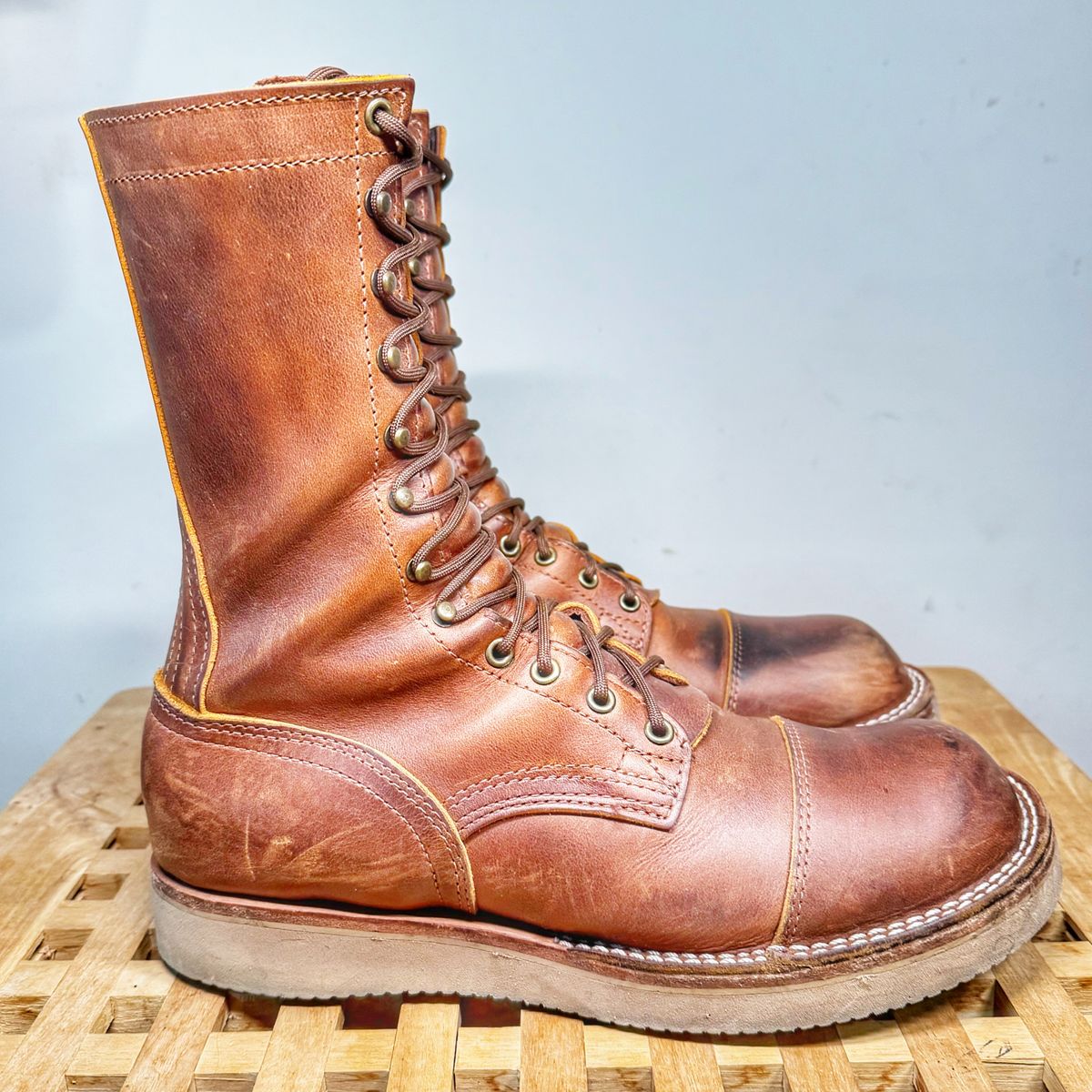 Photo by Vinnie’sBigAdventure on January 5, 2025 of the Nicks DeltaArch in Horween Orange Predator.