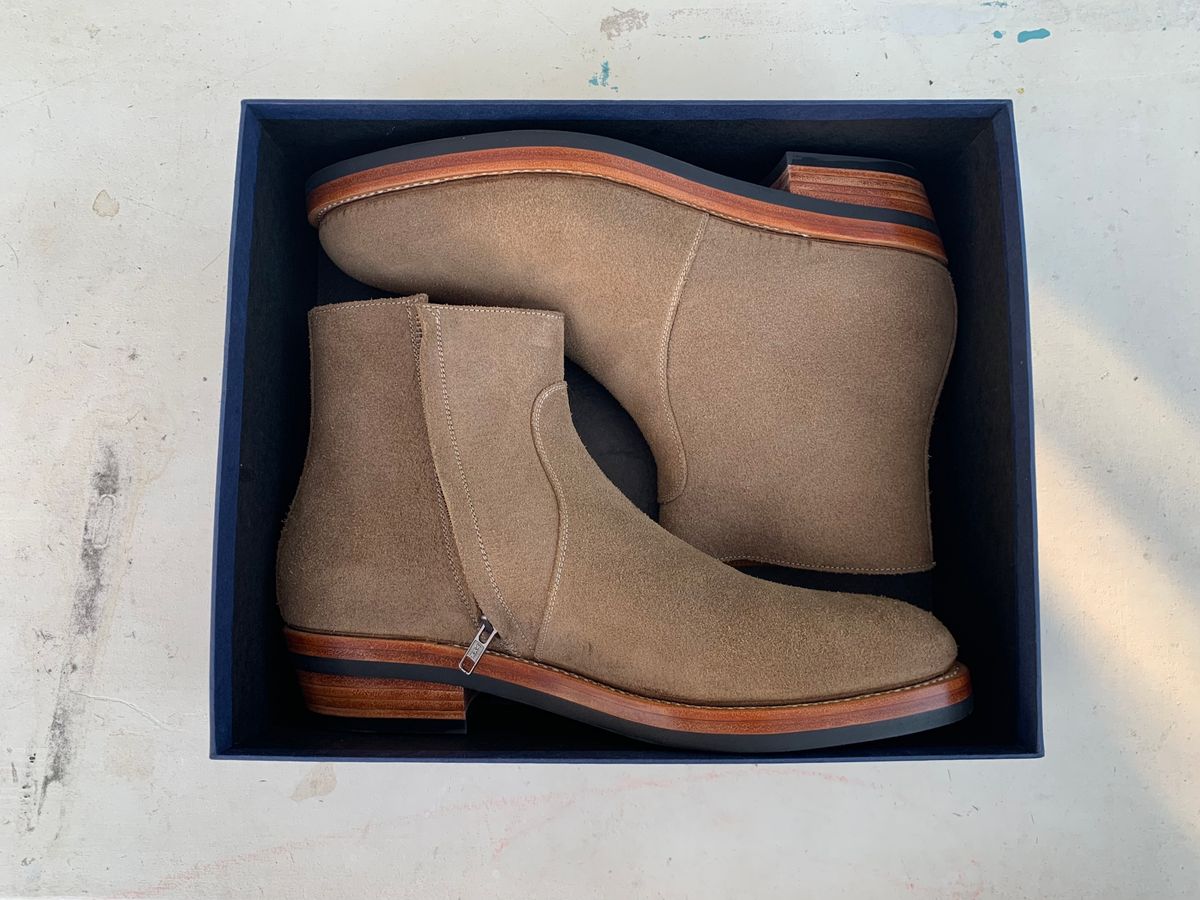 Photo by TheMorrie on March 2, 2022 of the Benzein The Stride Side Zip Boots in Horween Natural Chromexcel Roughout.