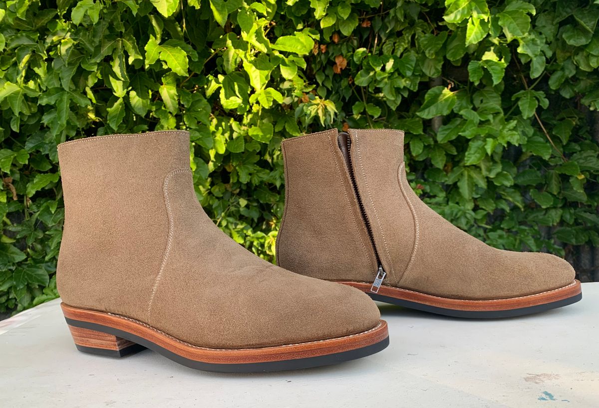 Photo by TheMorrie on March 2, 2022 of the Benzein The Stride Side Zip Boots in Horween Natural Chromexcel Roughout.