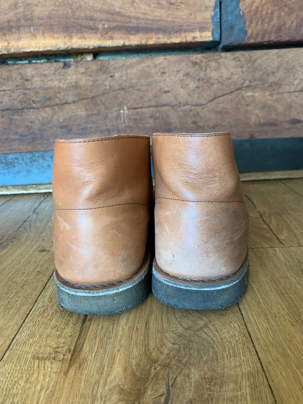Photo by TheMorrie on February 6, 2024 of the Clarks Desert Boot in Dark Tan.