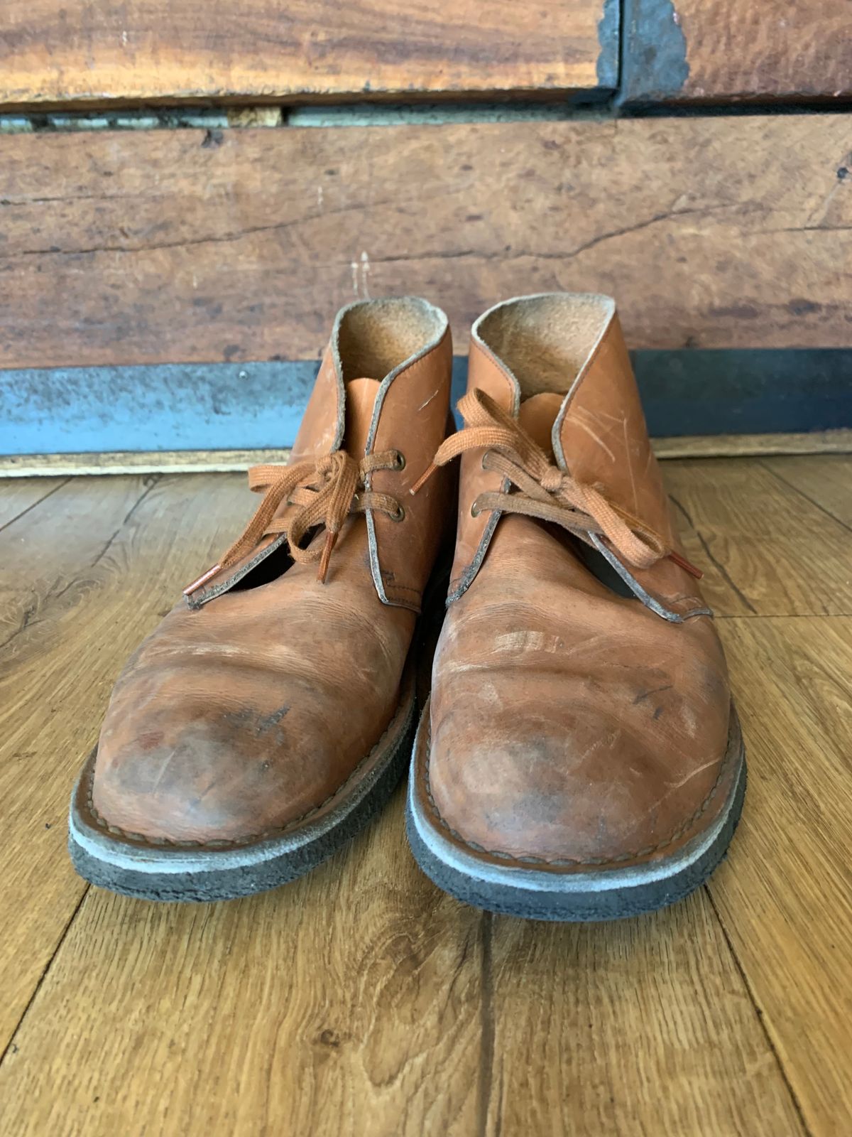 Photo by TheMorrie on February 6, 2024 of the Clarks Desert Boot in Dark Tan.