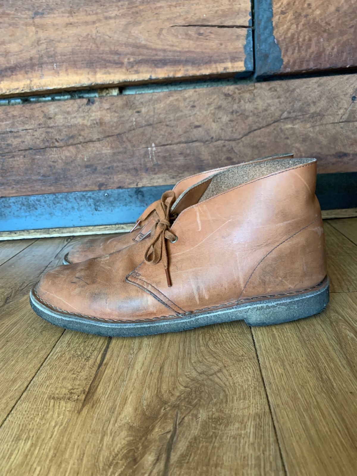 Photo by TheMorrie on February 6, 2024 of the Clarks Desert Boot in Dark Tan.
