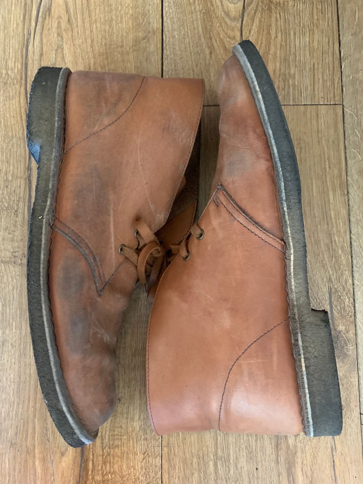 Photo by TheMorrie on February 6, 2024 of the Clarks Desert Boot in Dark Tan.