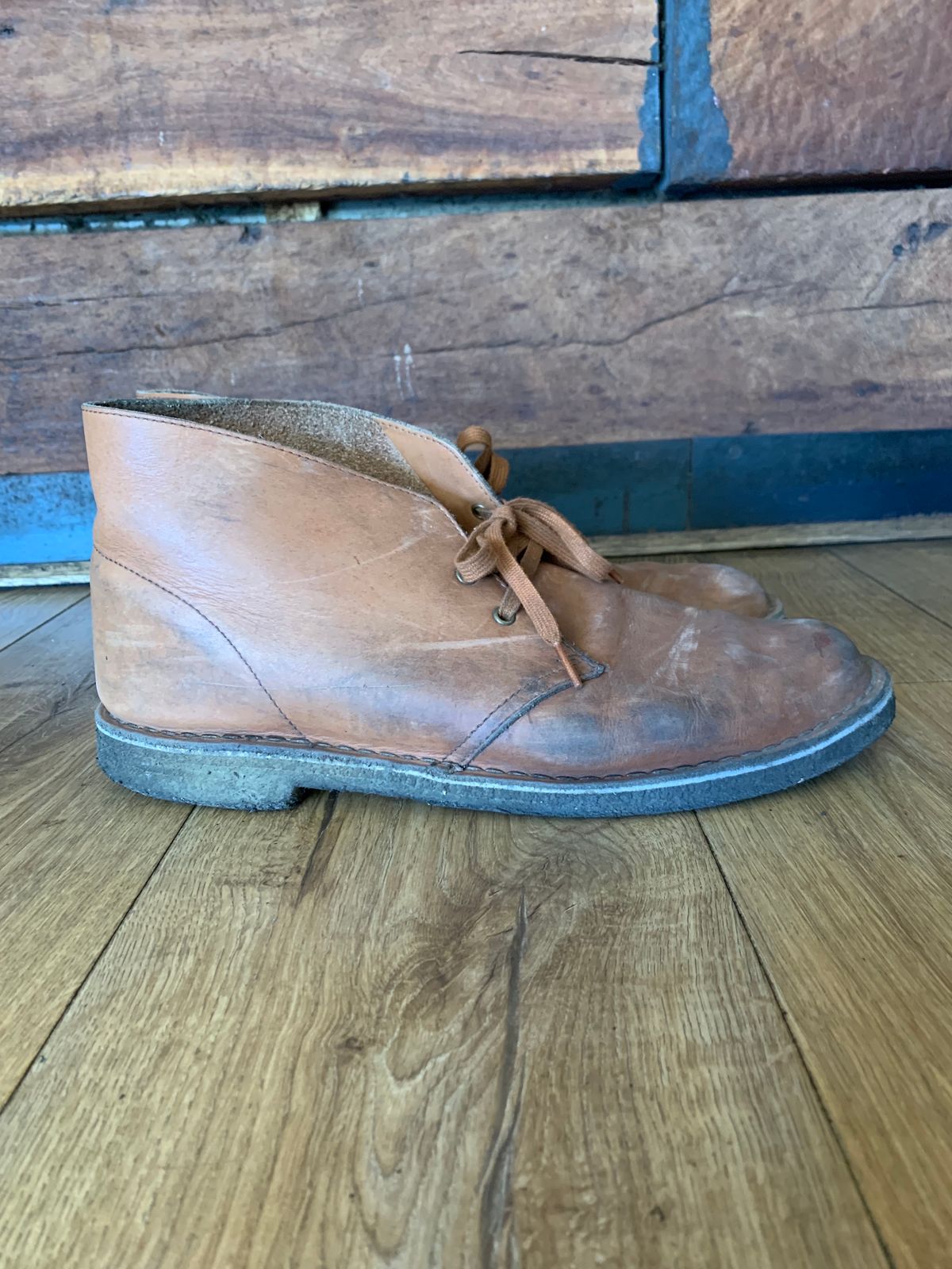 Photo by TheMorrie on February 6, 2024 of the Clarks Desert Boot in Dark Tan.