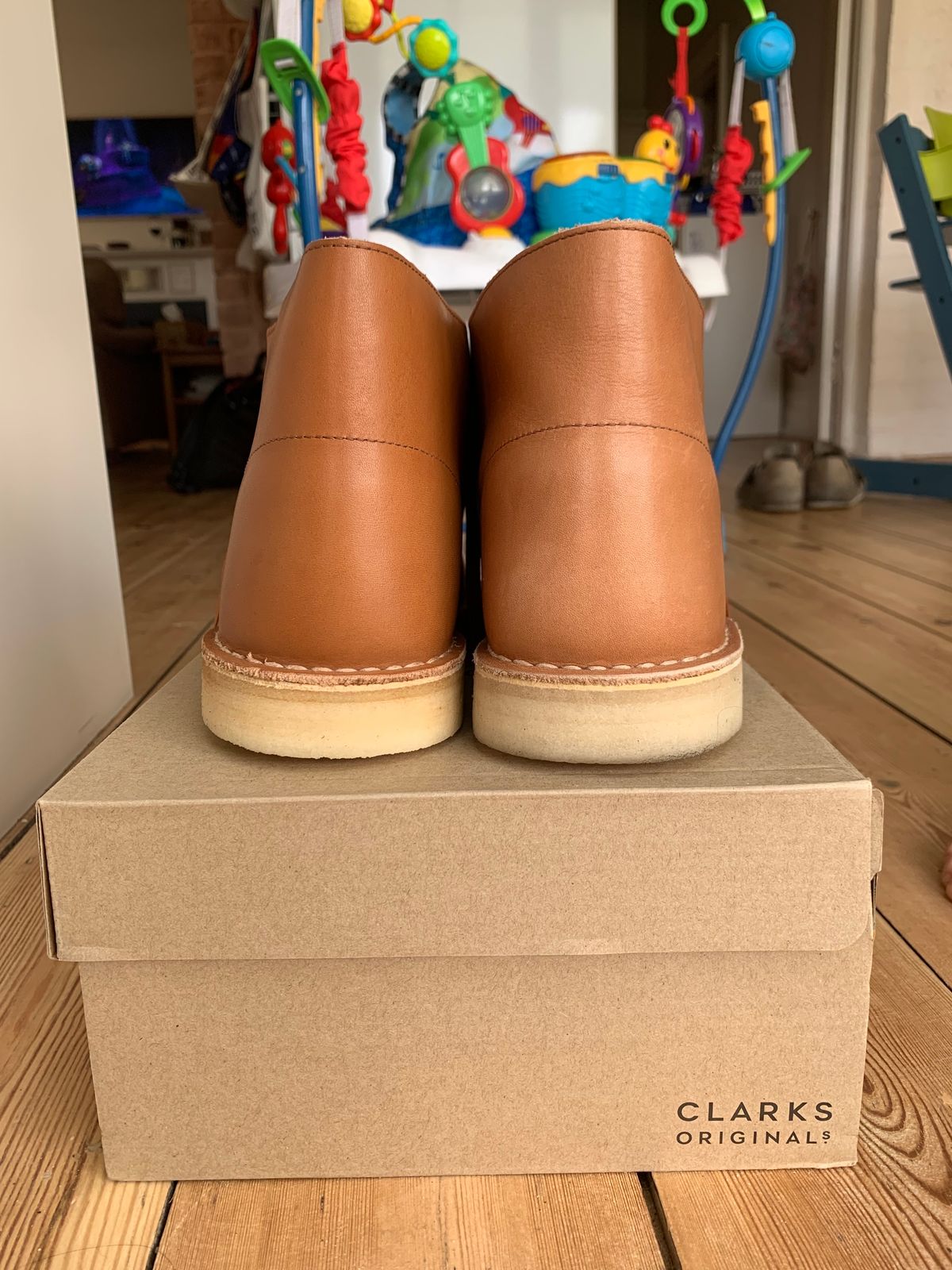 Photo by TheMorrie on October 6, 2023 of the Clarks Desert Boot in Dark Tan.