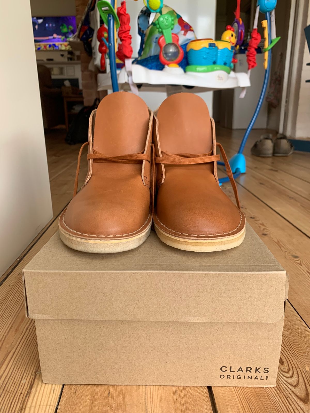 Photo by TheMorrie on October 6, 2023 of the Clarks Desert Boot in Dark Tan.