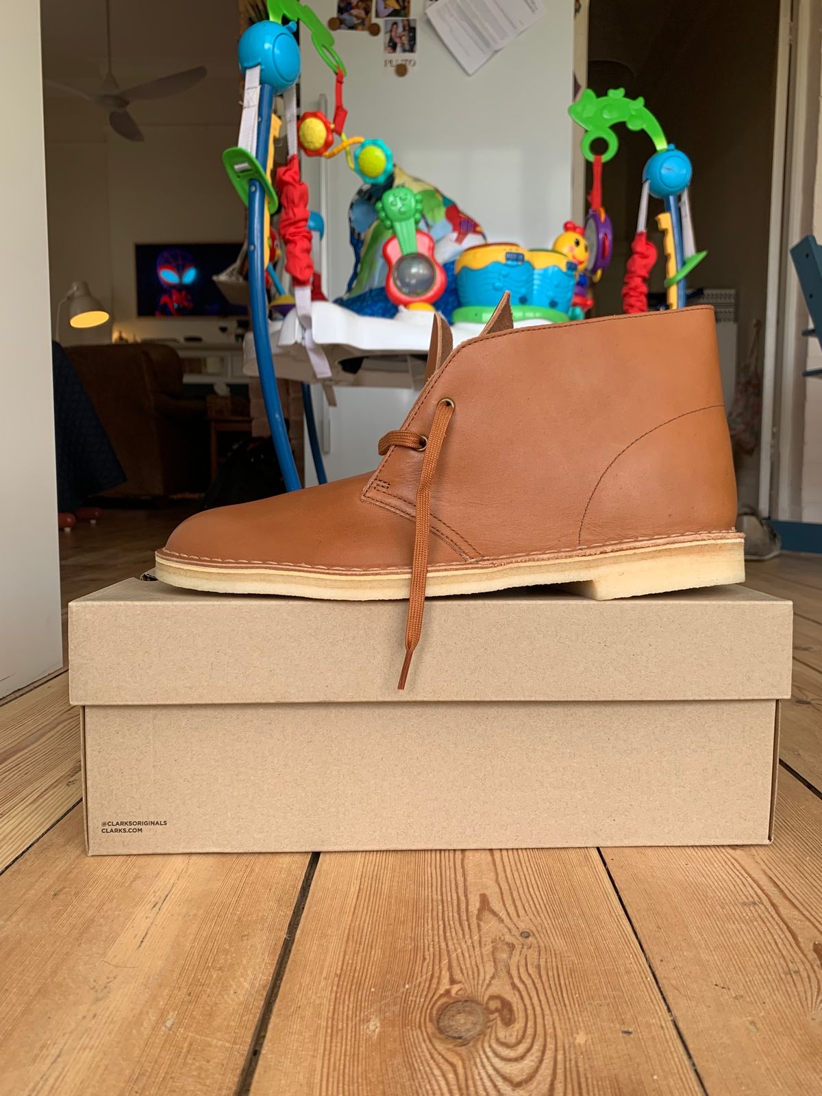 Photo by TheMorrie on October 6, 2023 of the Clarks Desert Boot in Dark Tan.
