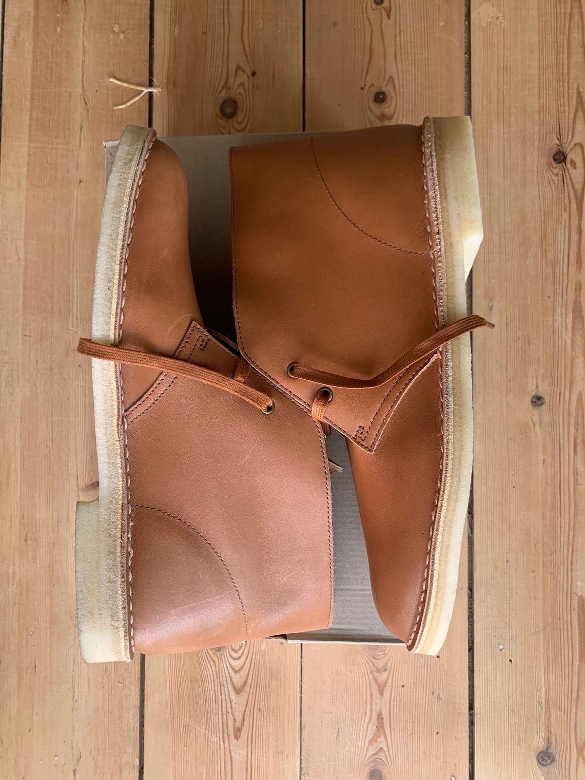Photo by TheMorrie on October 6, 2023 of the Clarks Desert Boot in Dark Tan.