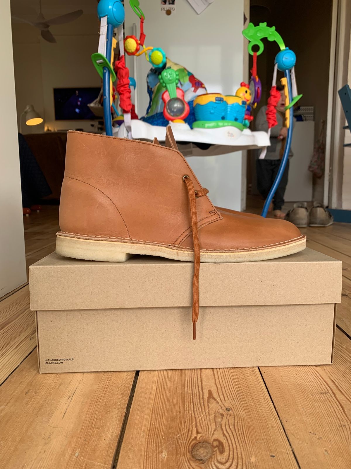 Photo by TheMorrie on October 6, 2023 of the Clarks Desert Boot in Dark Tan.